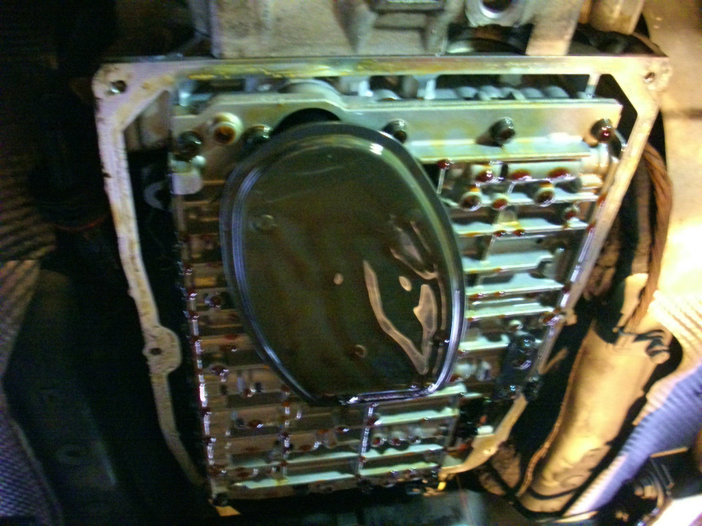 ベンツ　オイル漏れ　エンジン　at 水漏れ　修理　eクラス　e320 e240 e280 e230 西宮　神戸　芦屋　兵庫県